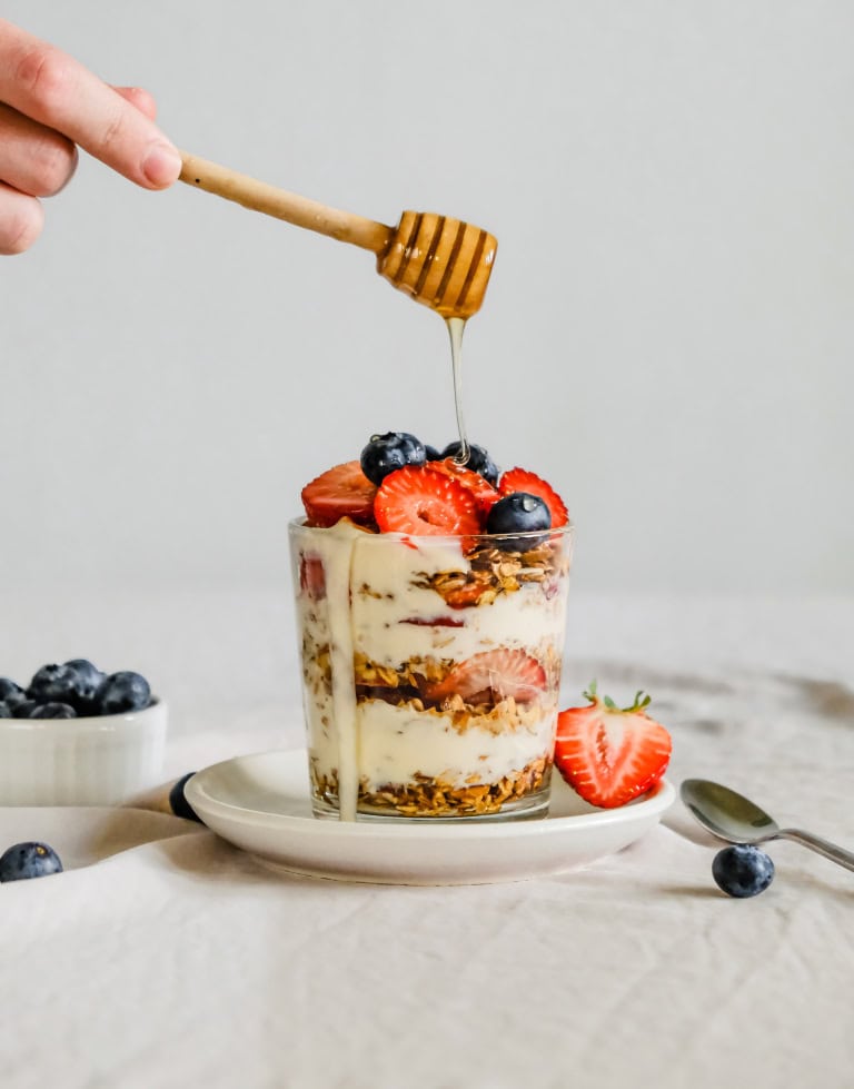 Joghurt-Manuka-Honig-Dessert mit selbstgemachtem Granola - Em-eukal®